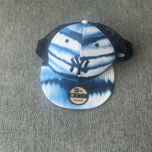New Era Yankee Blue and White Cap - Picture 1 of 7